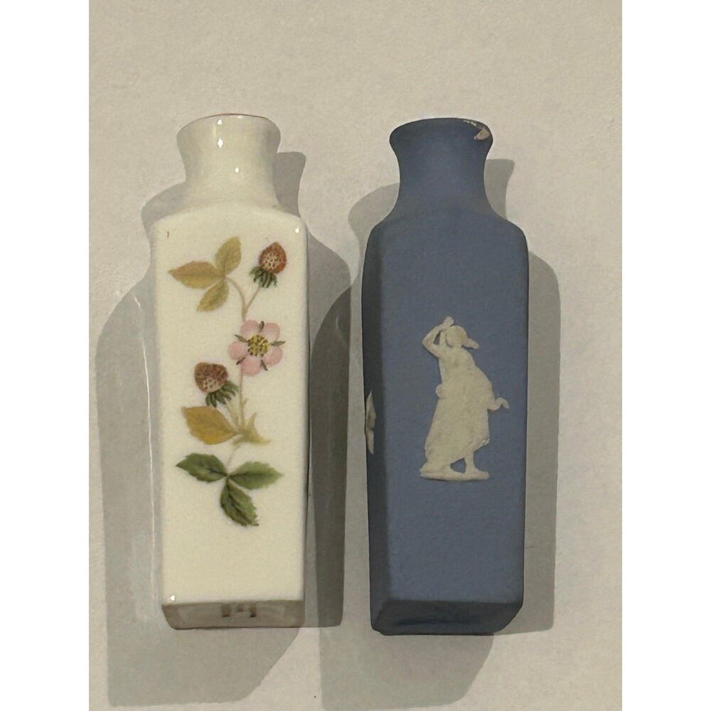 (2) Wedgwood Miniature Vases - Picture 2 of 12